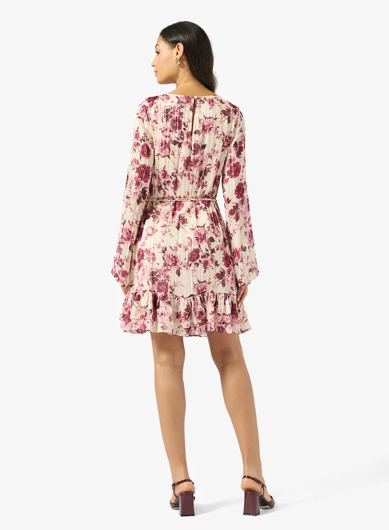 جس فستان إيلينا قصير بأكمام طويلة وطيات